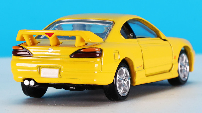 特徴的な大型リアウイングを装備！