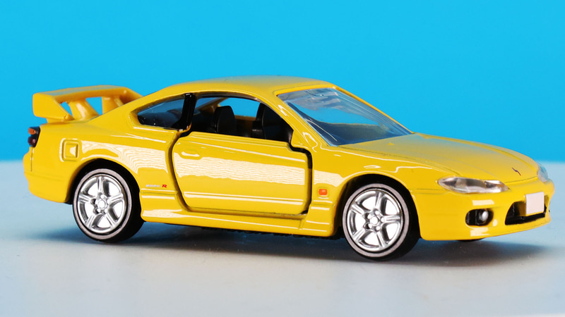 純正ホイールをトミカプレミアムならではの高精度なディテールで再現