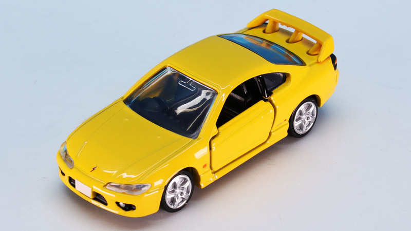 リアウイングの特徴的な3本のステーを表現しています