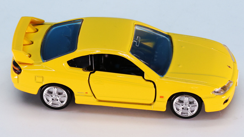 シュっとしてシンプルなフロントマスクはヘッドライトがシャープな造形！