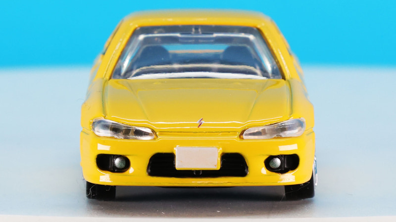 シュっとしてシンプルなフロントマスクはヘッドライトがシャープな造形！