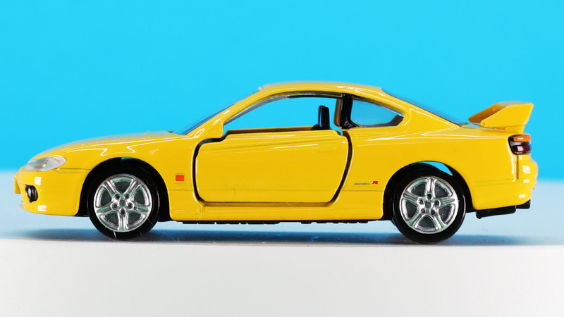 走ることとスタイリングに重きを置いた機能美を感じるサイドシルエット