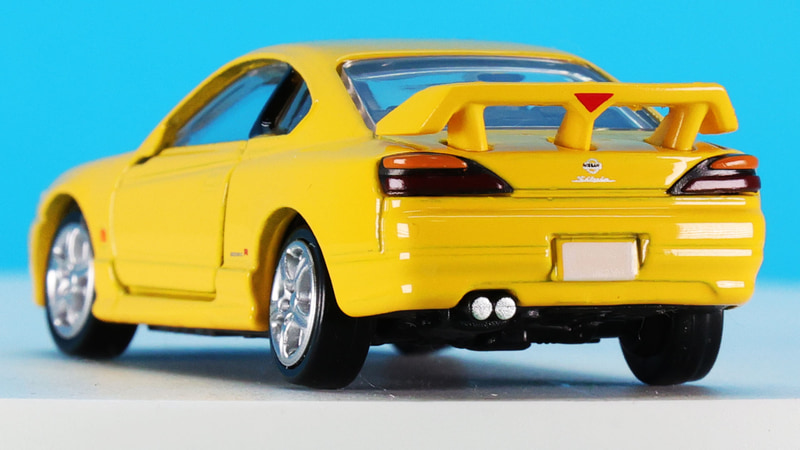 リアのコンビランプはレッドとオレンジで塗り分けられています