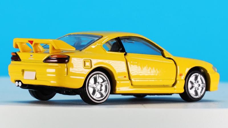 サイドにあるターンランプと“spec.R”のロゴを再現！