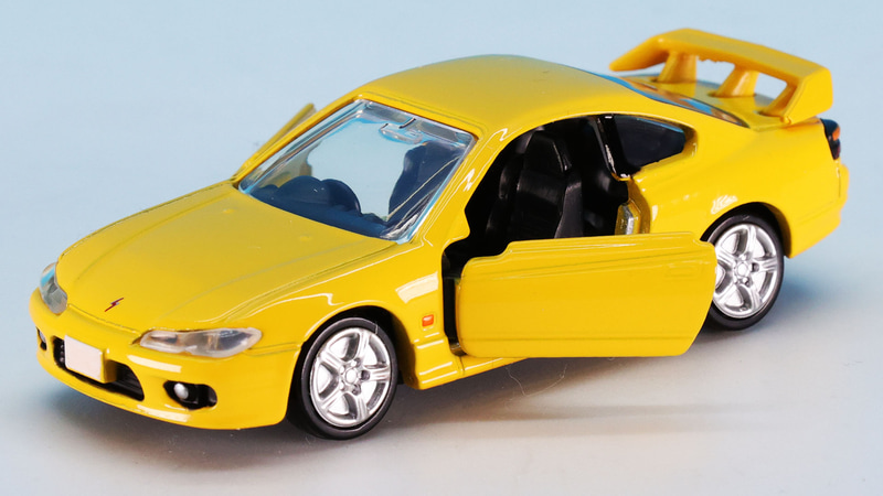 キャビン内のスポーツシートを再現