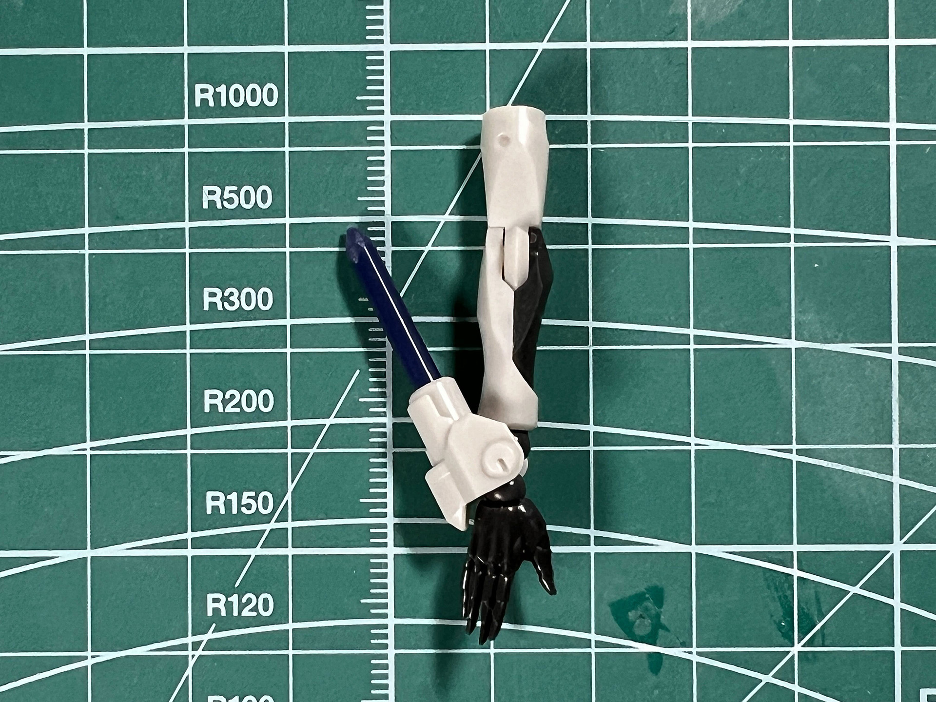 手首アーマーのイエローのジョイント部分を外し、ランナーを成形したパイルパーツをはめ込む