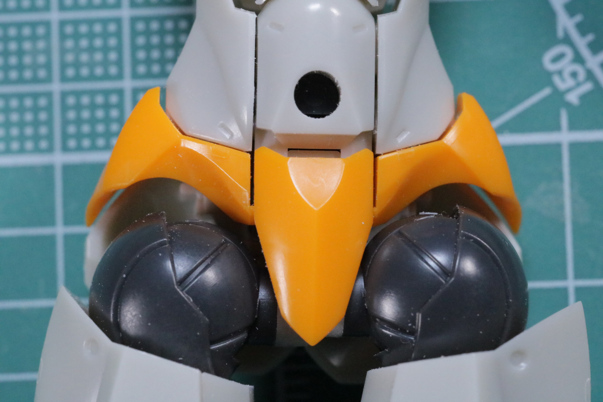 前面のアーマーパーツに0.5mmのピンバイスで左右に穴をあける