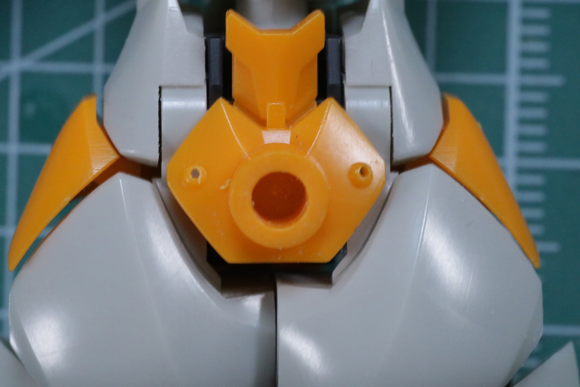 1本のソフトワイヤーでアーマーの穴、パーツに通して腰をぐるっと回す形に整える