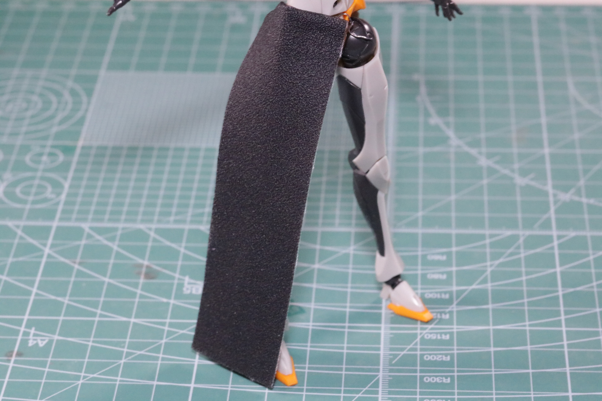 1本のソフトワイヤーでアーマーの穴、パーツに通して腰をぐるっと回す形に整える