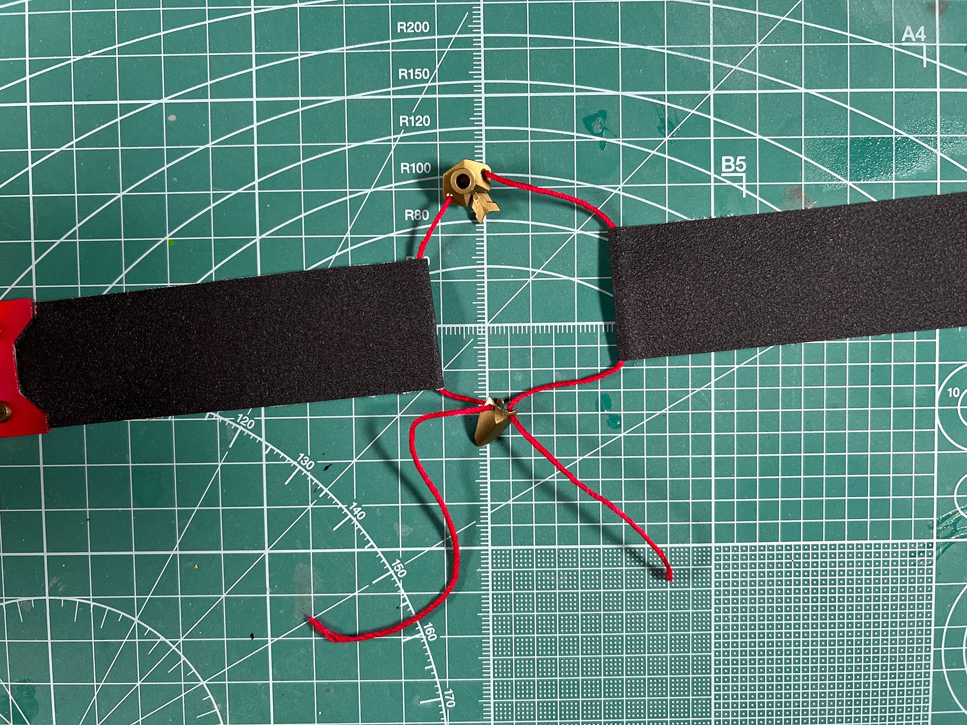 レース糸でぐるっと輪を作る形に。（画像はパーツ塗装が済んだものとなっています）