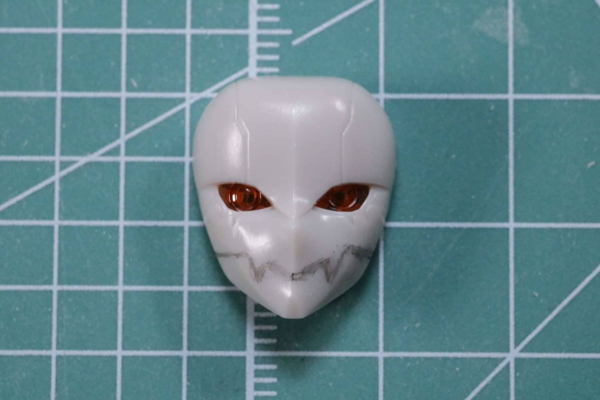 シャーペンで‟口”を描き込み、これを目印にガイドテープを使いながらスジボリしていく
