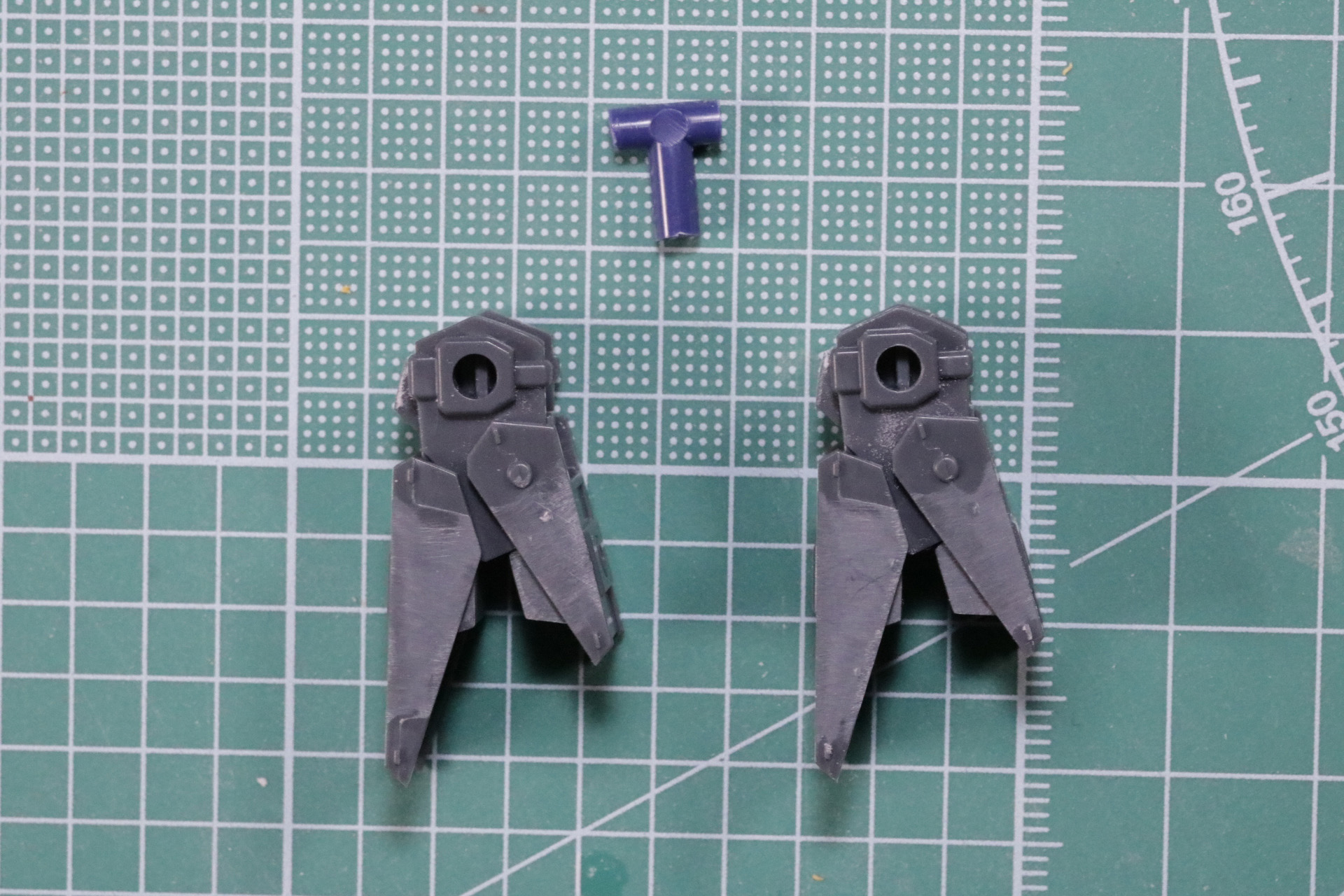 T時に切り出したランナーをラジエートフィン〈小〉側面にある軸受けで連結
