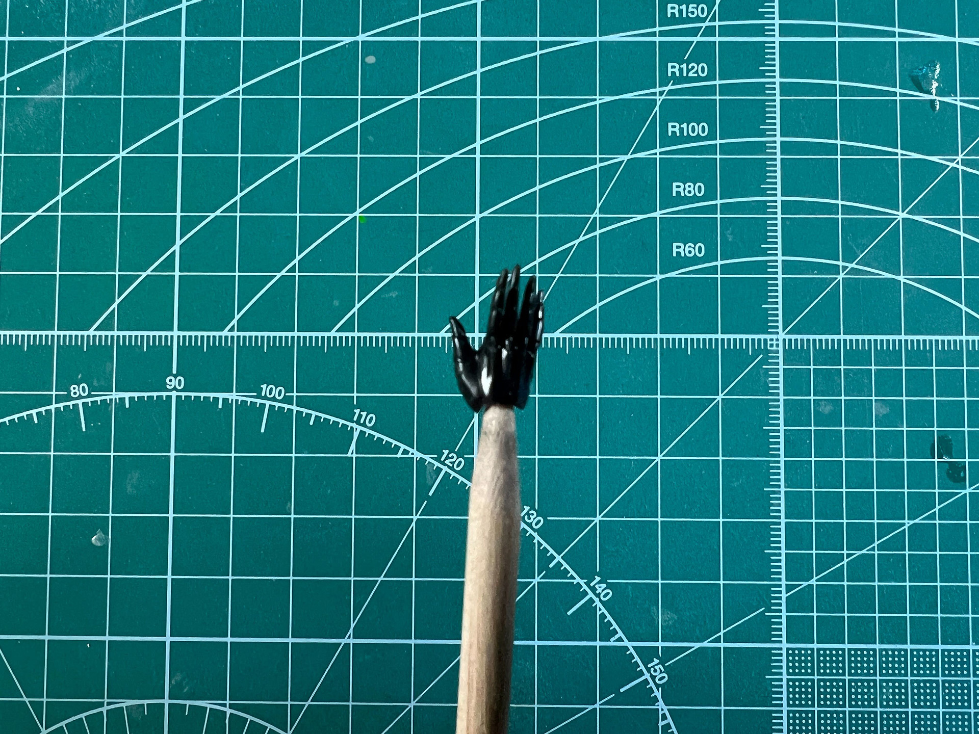 手首パーツはプライマーでコーティング。透明なのでとくに色の変化は少ない