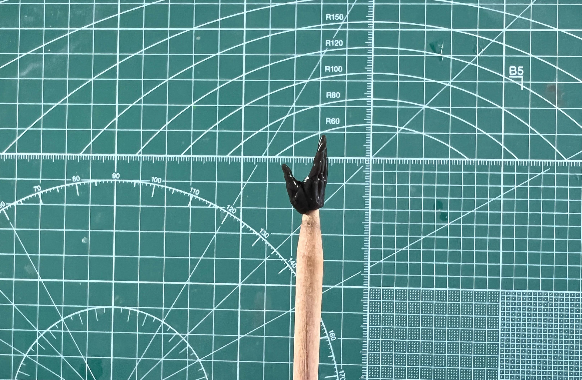 手首パーツはプライマーでコーティング。透明なのでとくに色の変化は少ない