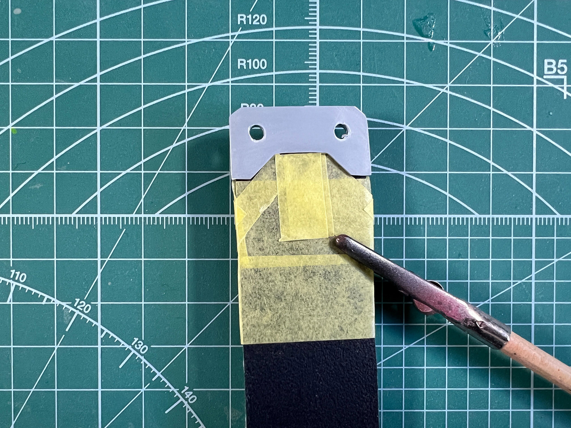 腰パーツは合成皮革部分をマスキングテープで保護し、プラ板部分を塗装