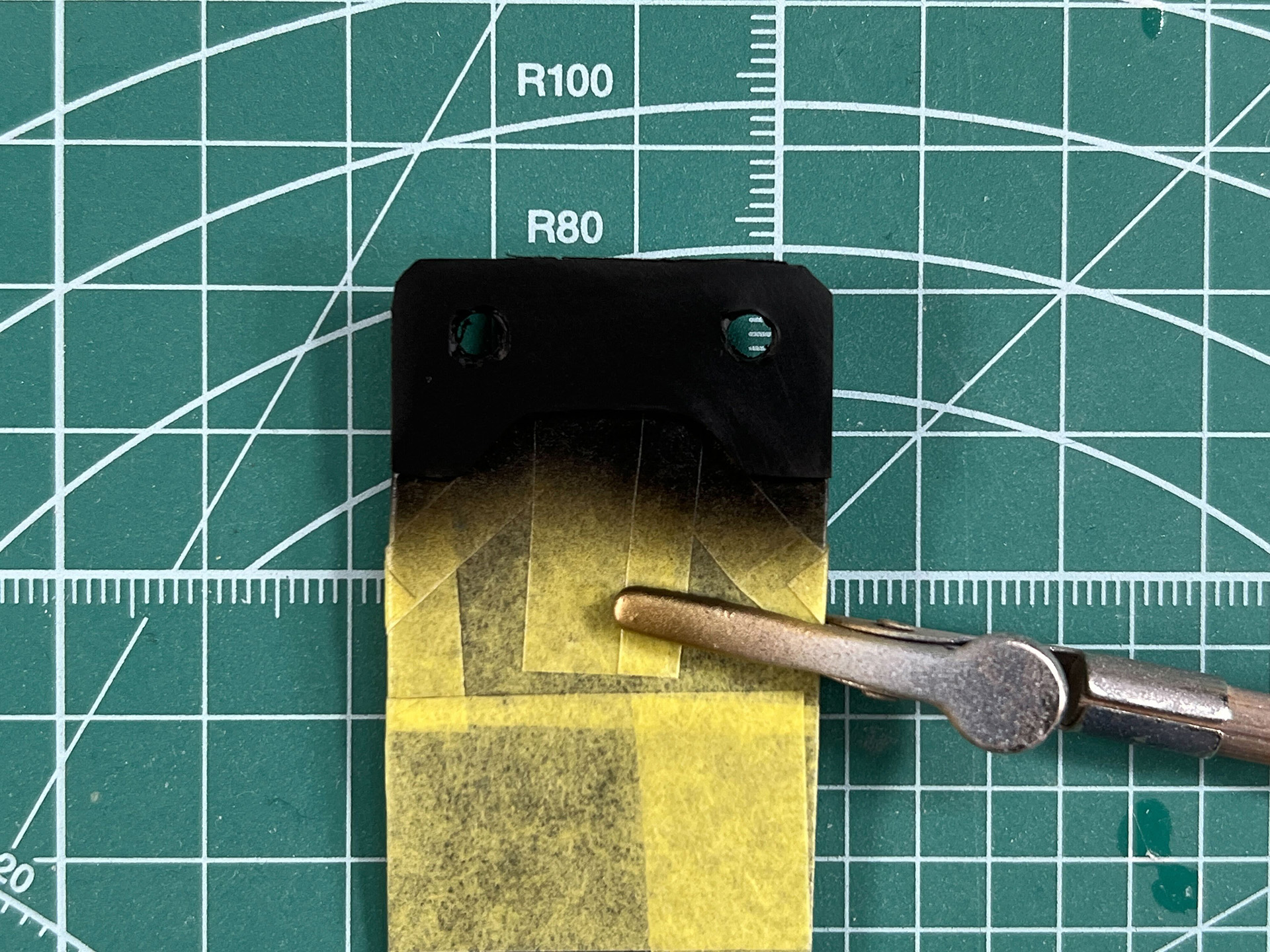 腰パーツは合成皮革部分をマスキングテープで保護し、プラ板部分を塗装