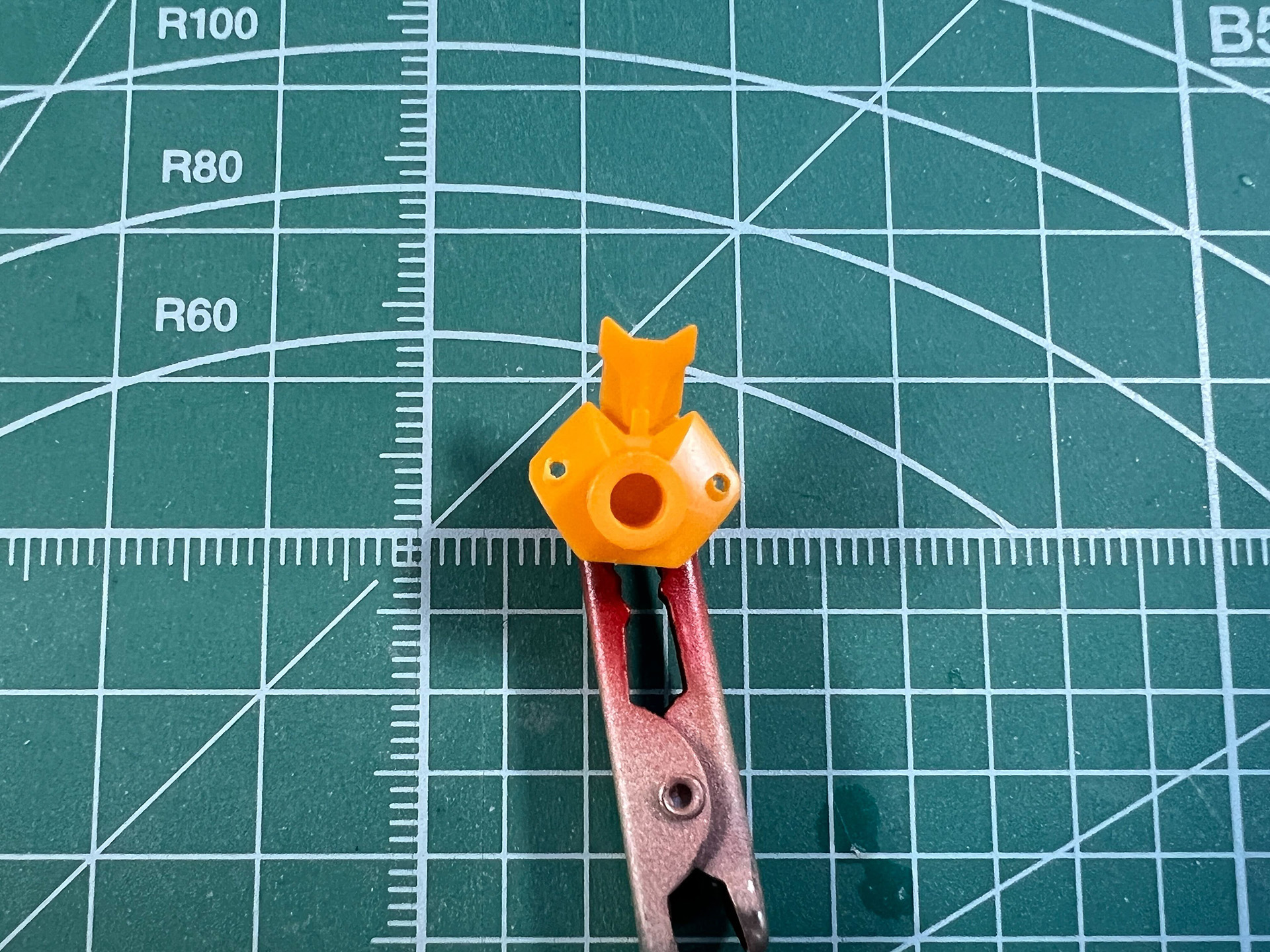 背面の骨子型パーツ