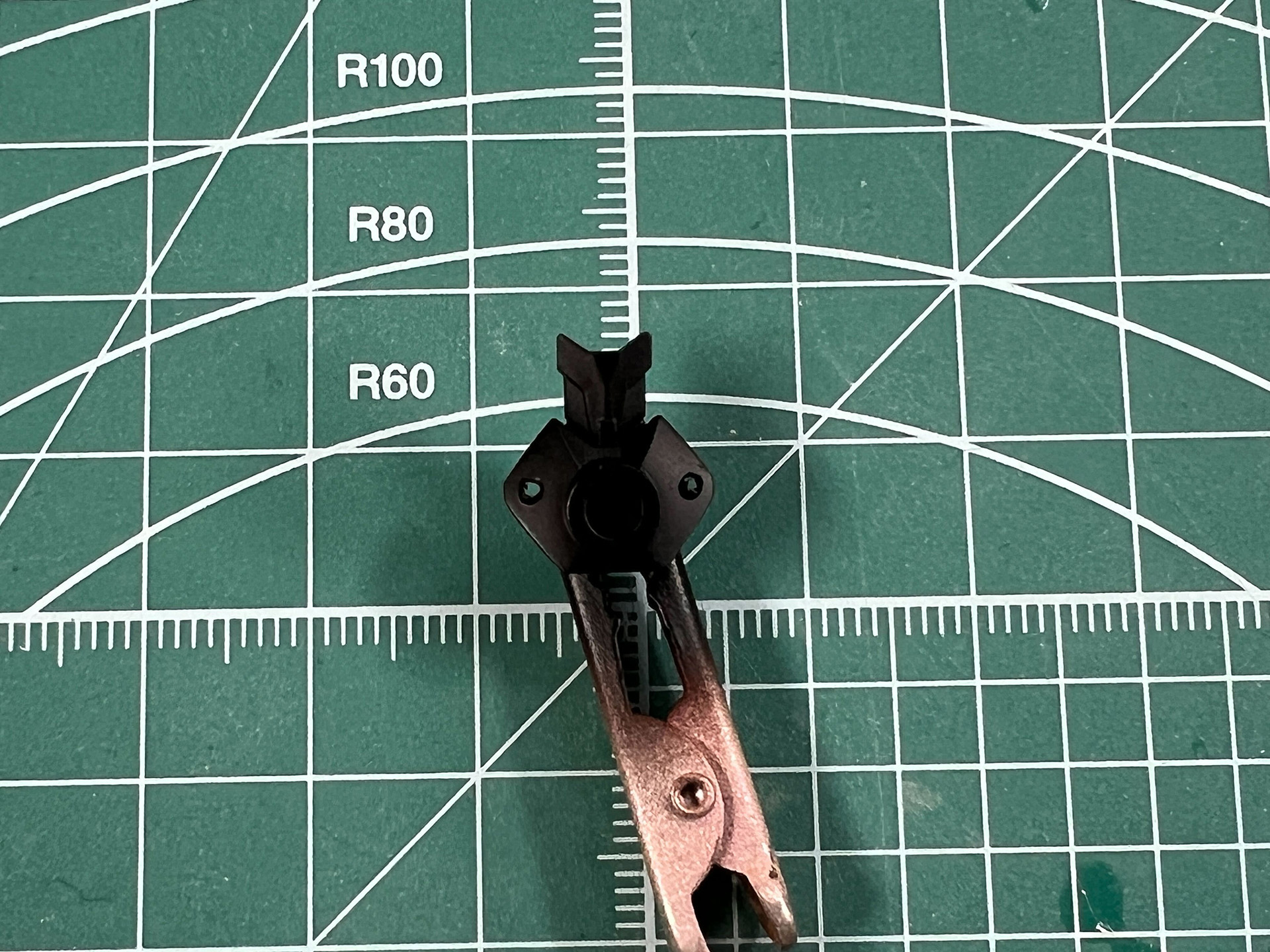 背面の骨子型パーツ