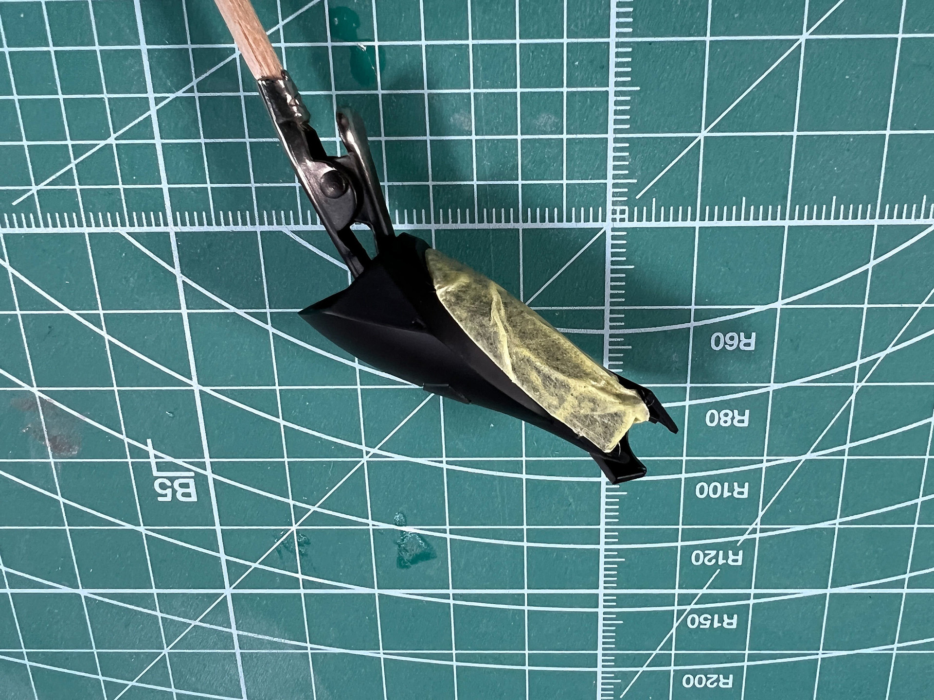 大腿部など内側のサーフェイサー部分を残す箇所はマスキングテープで覆ってから偏光パールで塗装。また、モールド部分には蛍光レッドで部分塗装