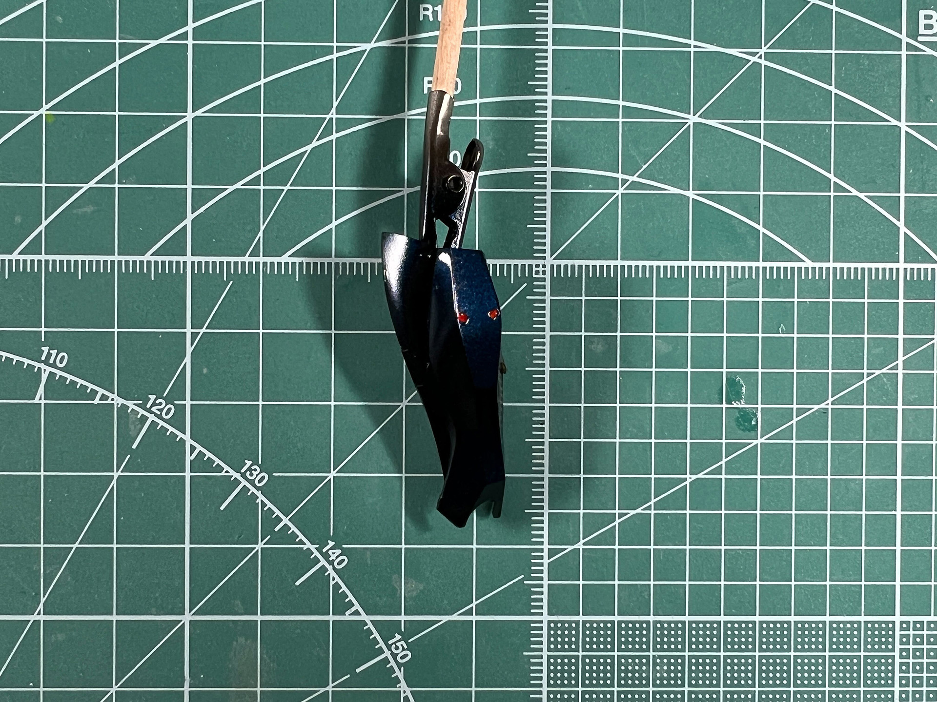 大腿部など内側のサーフェイサー部分を残す箇所はマスキングテープで覆ってから偏光パールで塗装。また、モールド部分には蛍光レッドで部分塗装