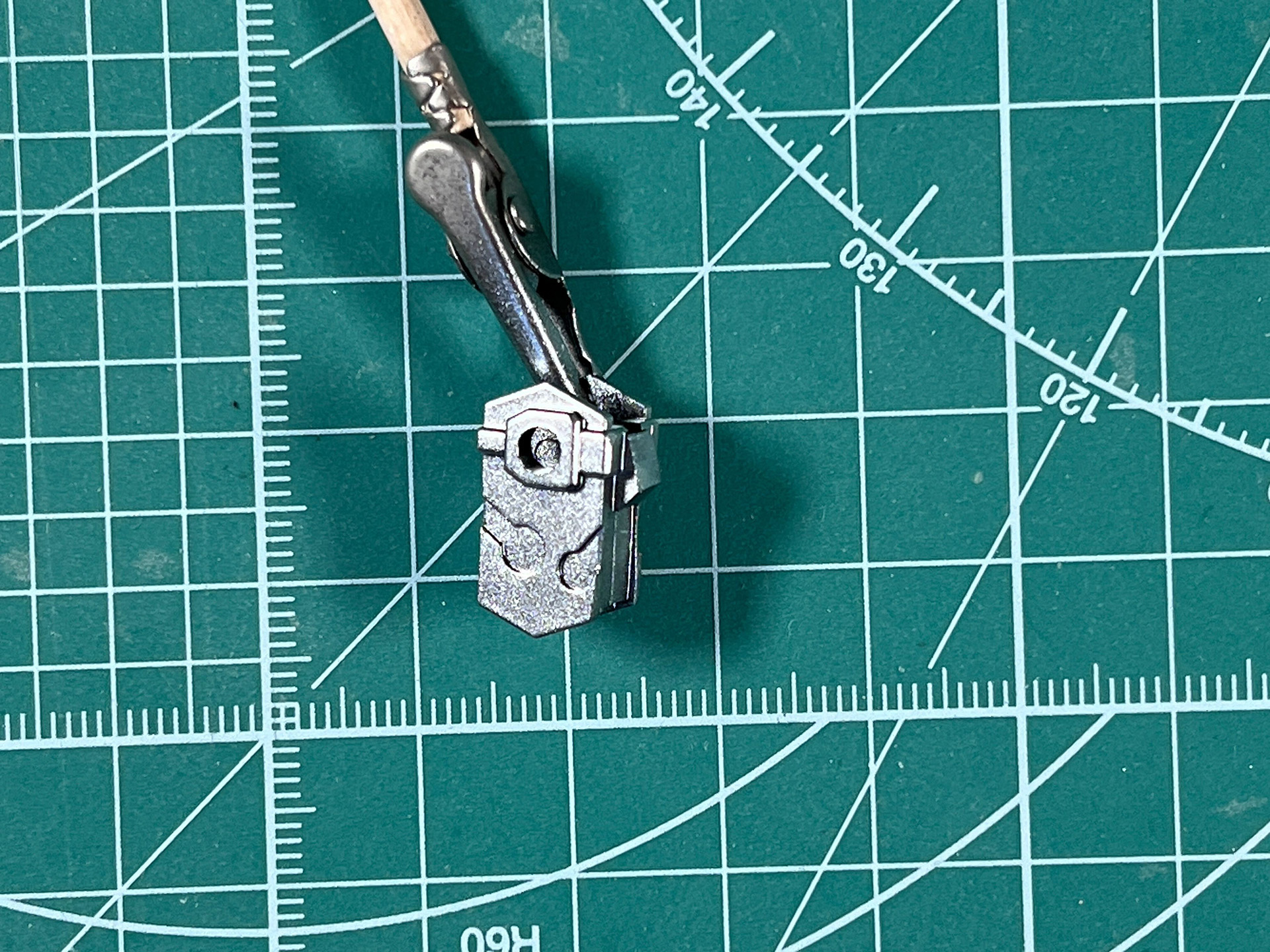 ラジエートフィンは基本的にシルバーにしつつ、一部を蛍光レッドで塗り分け。肩アーマーはゴールドで重厚感ある色合い