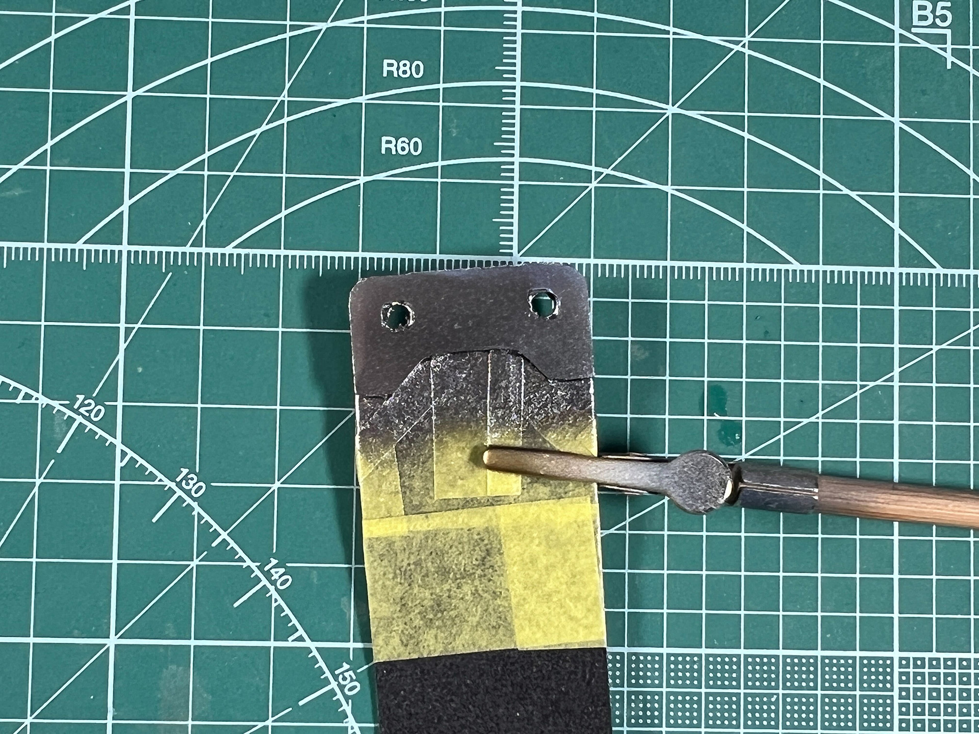 シルバーの上からクリアーの蛍光レッドを塗り重ねる。数回に分けて塗り重ねることで、シルバーの金属感を出しつつ赤色もしっかり出せる