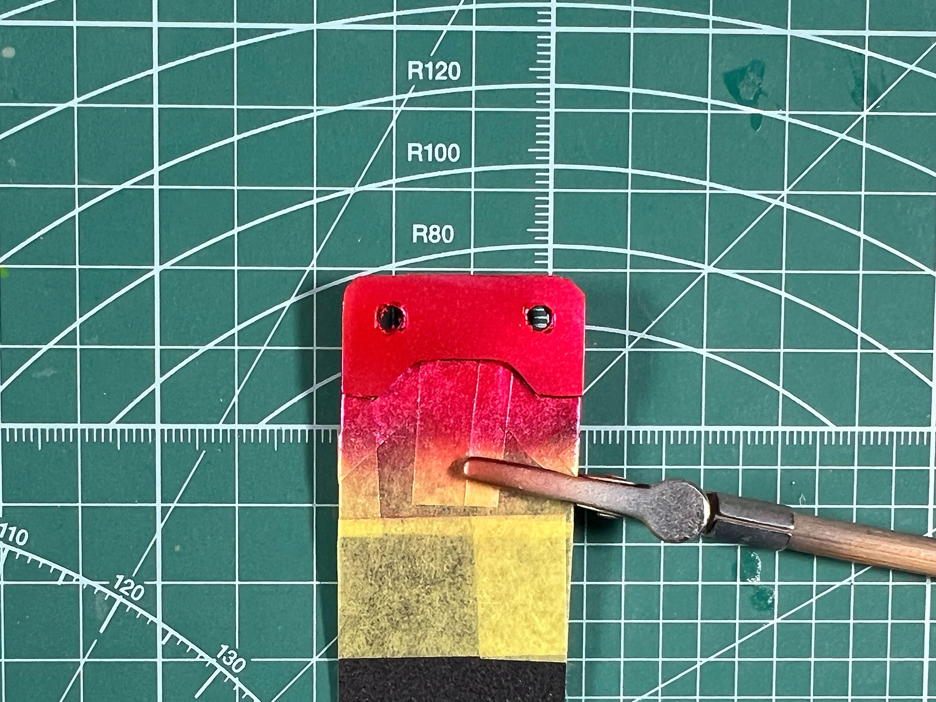 シルバーの上からクリアーの蛍光レッドを塗り重ねる。数回に分けて塗り重ねることで、シルバーの金属感を出しつつ赤色もしっかり出せる