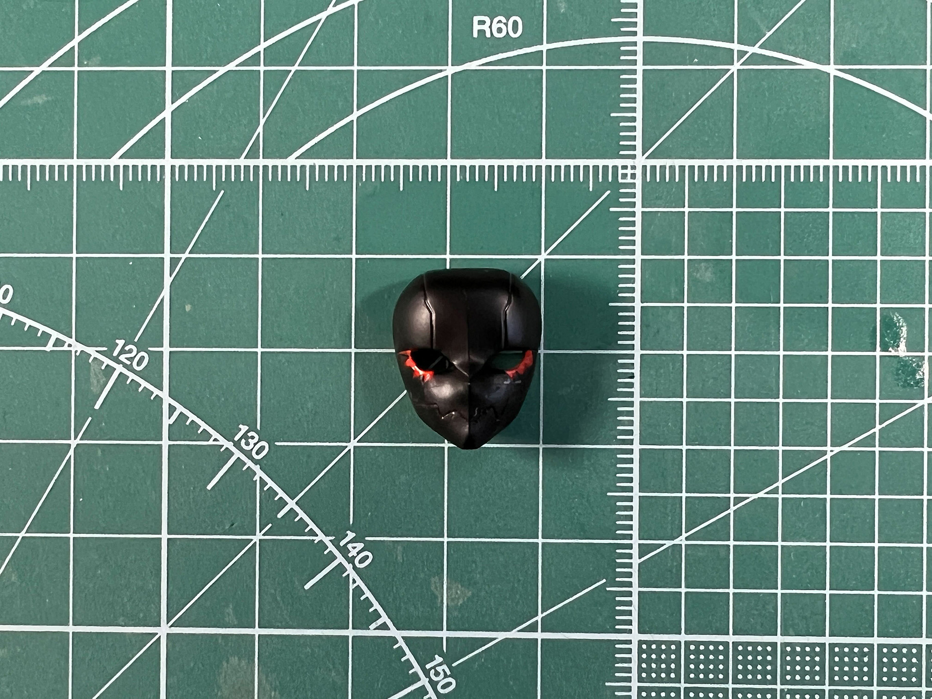 蛍光レッドを筆塗。ブラックライトを当てることで発光する