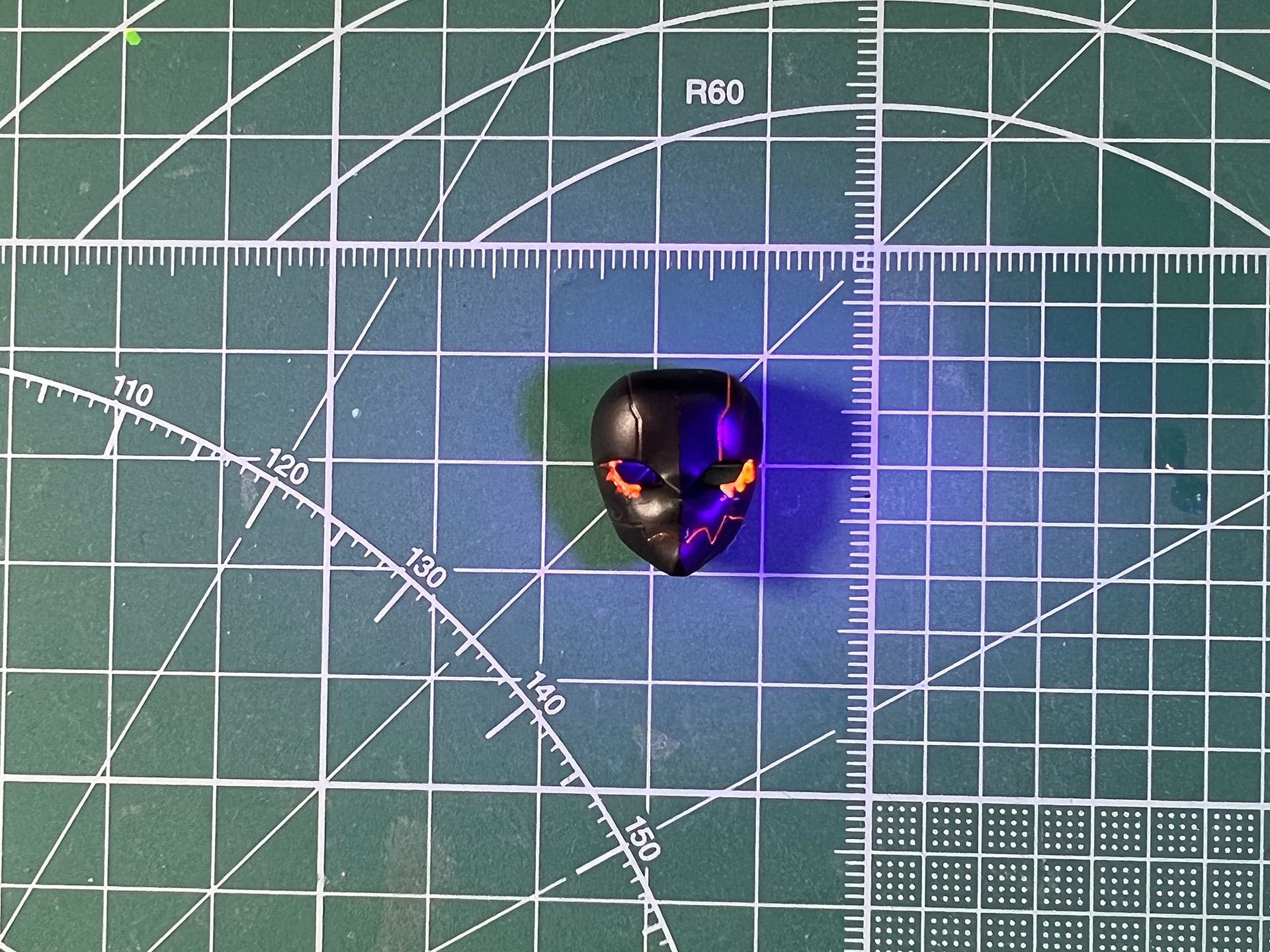 蛍光レッドを筆塗。ブラックライトを当てることで発光する