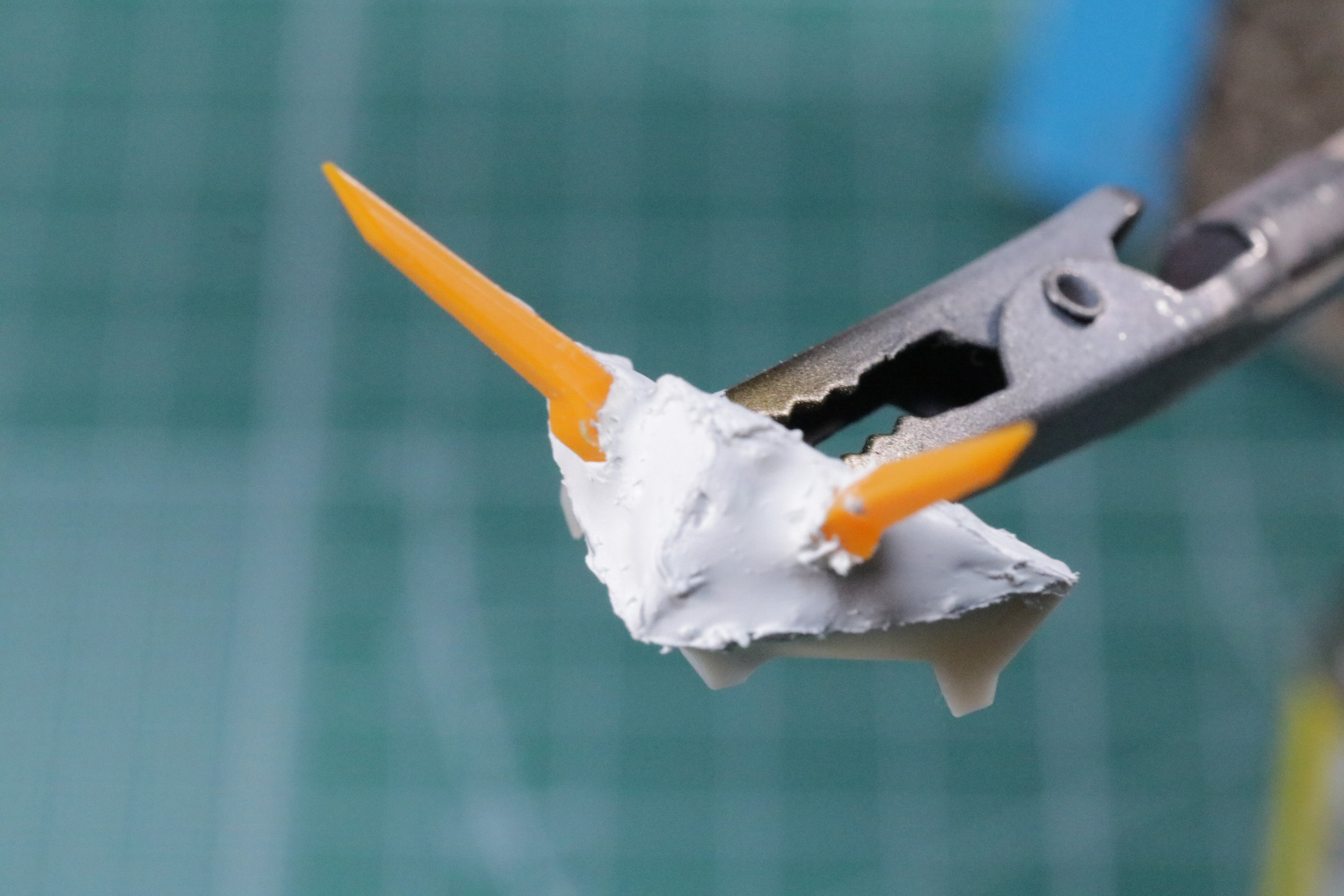 ラッカーパテで形を作っていく。この状態では表面がデコボコなので400番、800番のヤスリで表面を整える