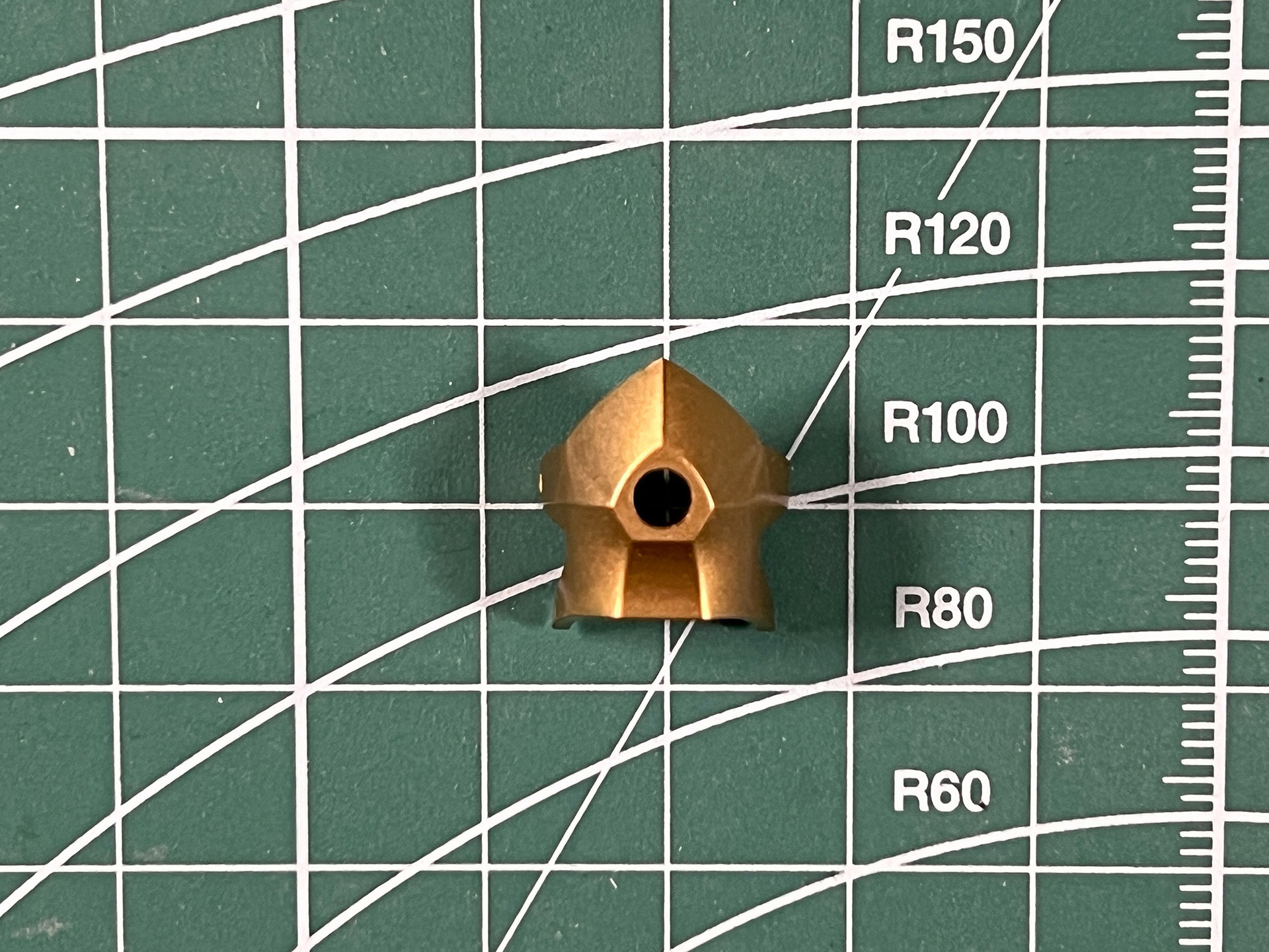 ラジエートフィンは基本的にシルバーにしつつ、一部を蛍光レッドで塗り分け。肩アーマーはゴールドで重厚感ある色合い