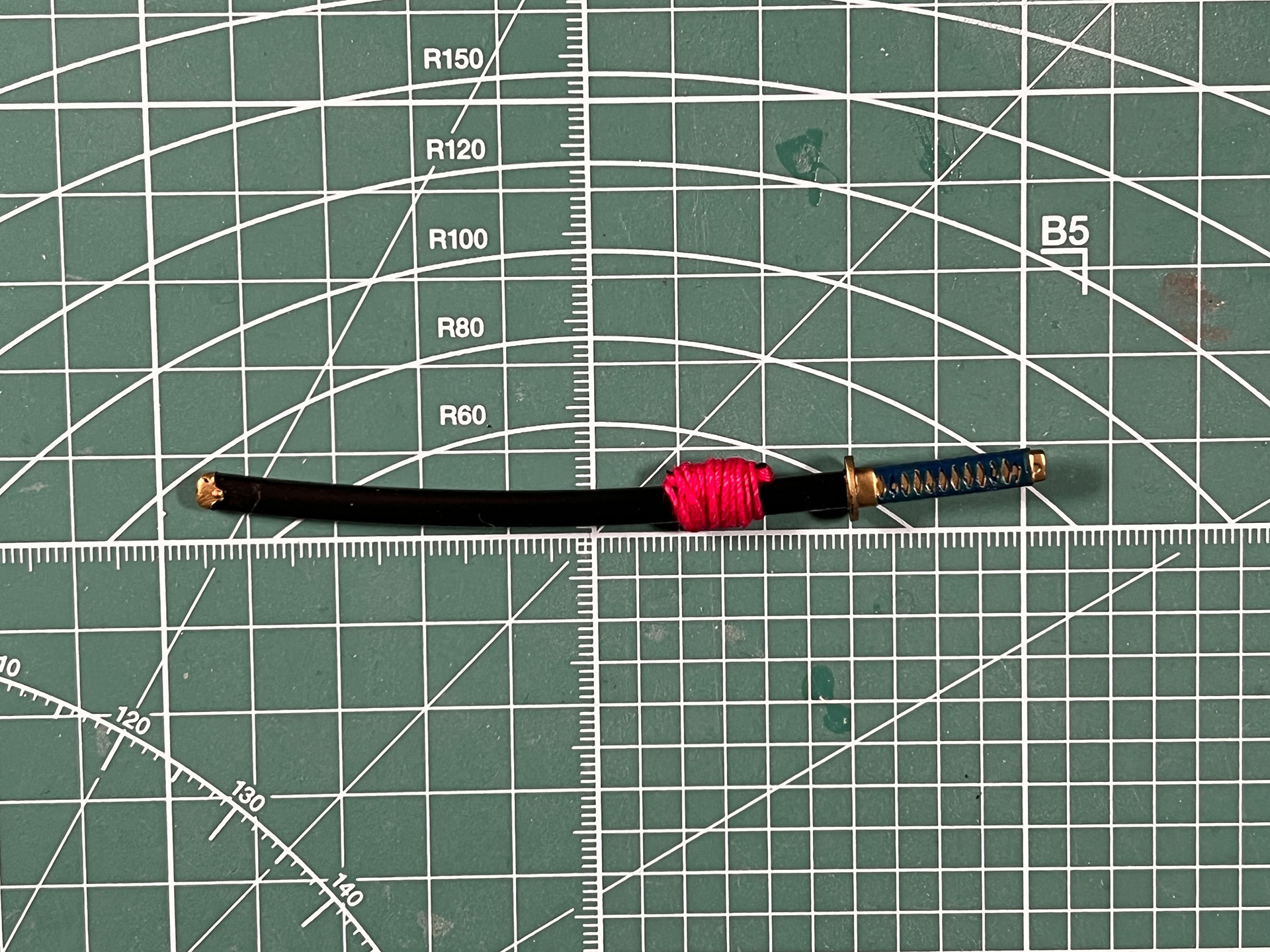 下げ緒はレース糸で仕上げ、鞘も光沢仕上げで艶のある色合いになる