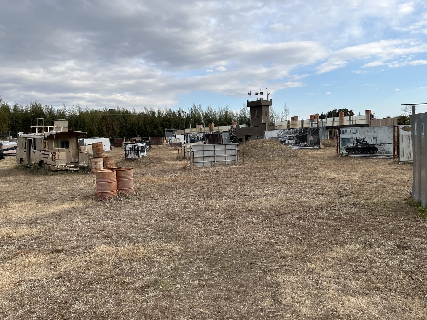 地面は草があり、柔らかい