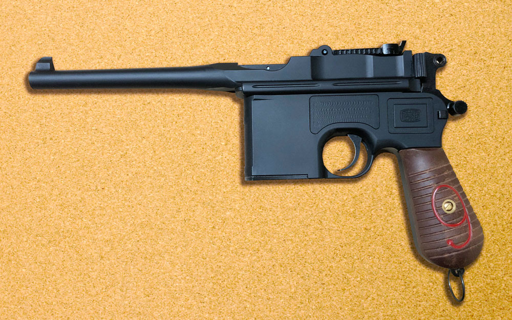 画像は2022年11月に発売されたダミーカートリッジタイプ。「Mauser C96」は箒の柄のようなグリップ、ライフルのように引き金の前に弾倉があるのが特徴だ