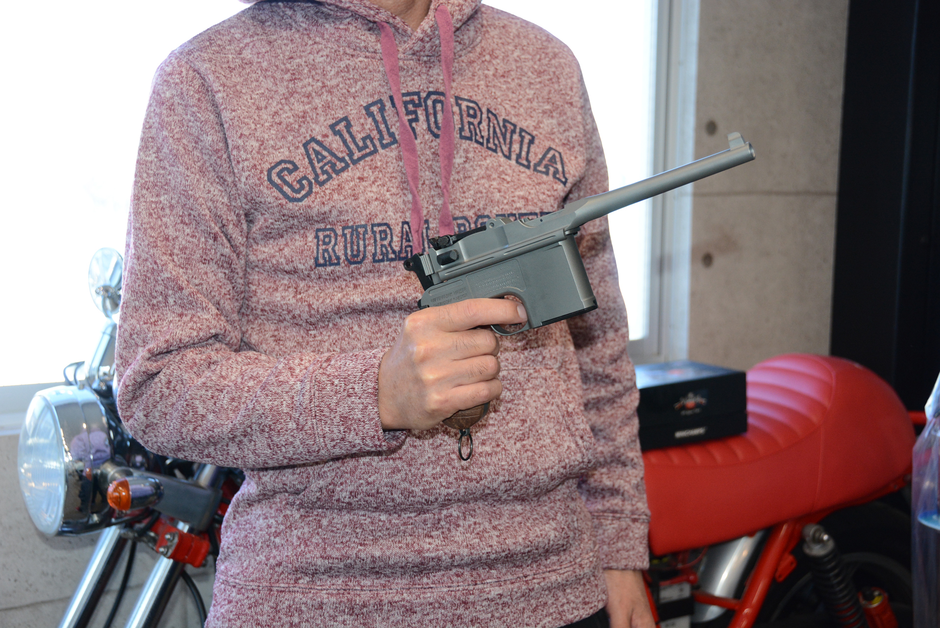 今回ダミーカートリッジモデルから発火モデルへの改良を行ったM氏。モデルガンへの深い知識と愛を持つが製品開発は今回が初めてとのこと。素材工学や設計の深い知識と経験をモデルガンに活かすことで難しいプロジェクトを成功に導いた