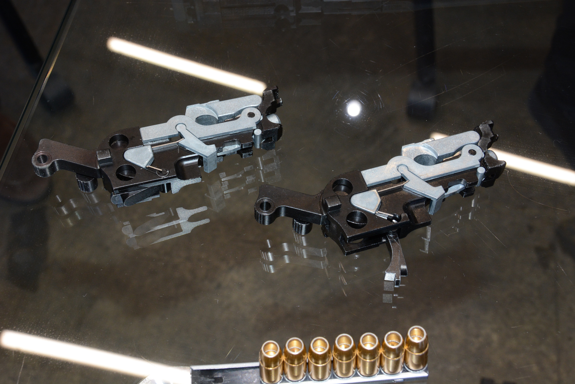 C96の内部機構。左がダミーカートリッジモデル、右が発火モデル。見た目や重量などはほとんど違いがない。しかし部品の微妙な形状や、貼り合わせなどで強度を増し火薬で作動するための調整が行われ、実はほぼ別物になっているという