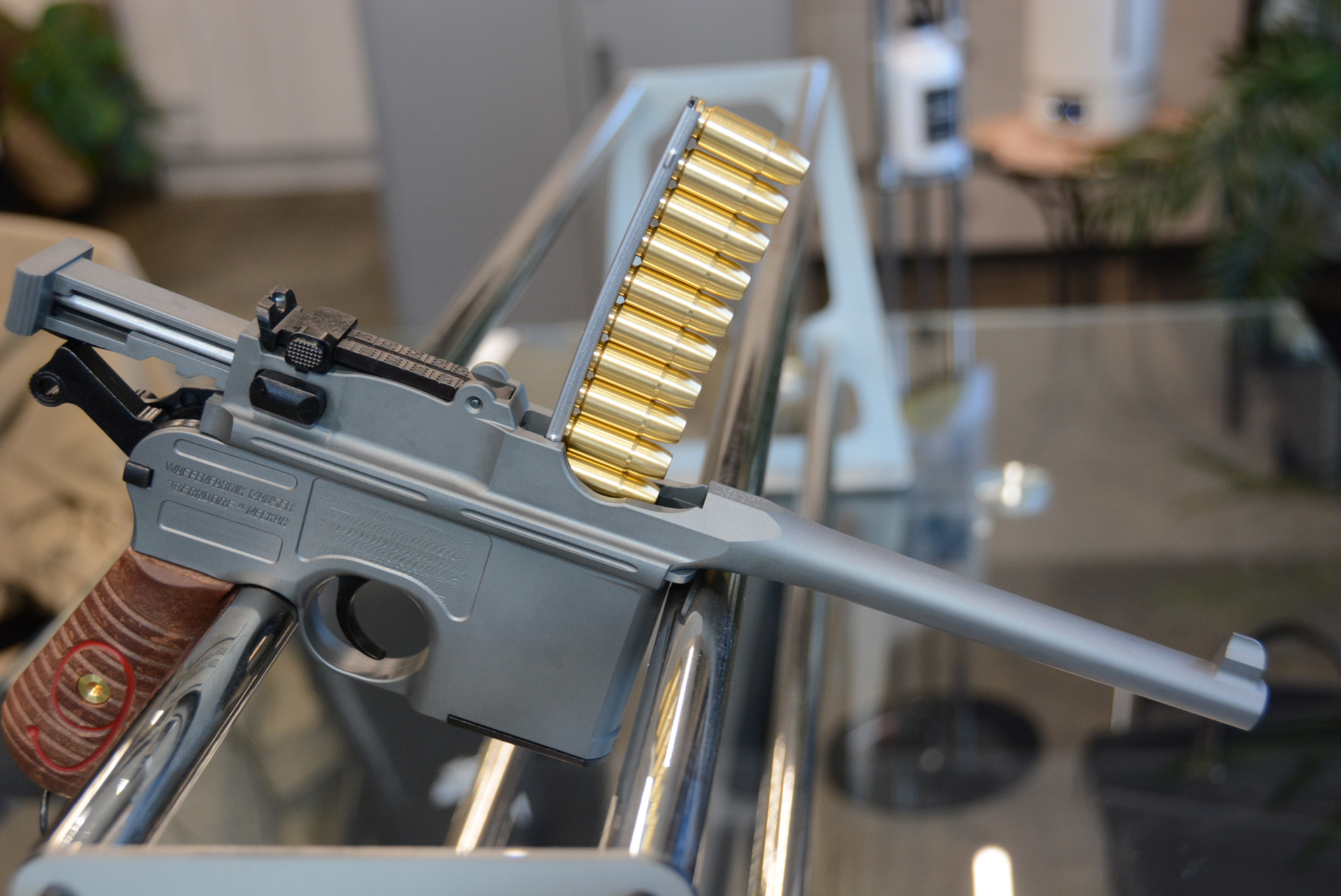 タナカのカートリッジ「Evolution2 9mm Parabellum 快音 カートリッジ」を使用する場合、対応デトネーターを購入する必要がある。カートリッジの色は比べるとこちらの方が黄色味が強い金色になっている