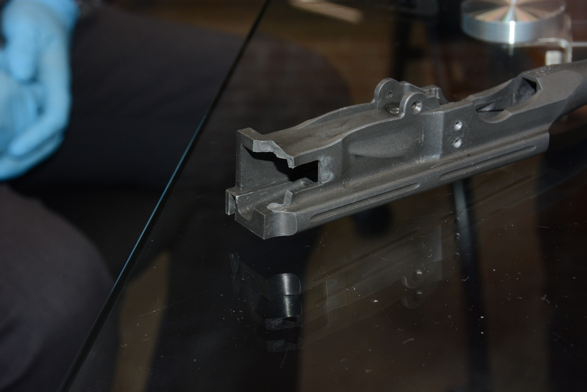 レシーバーの右側面が大きく欠けてしまっている。内部のボルトの動きと火薬の圧力に耐えられなかったようだ