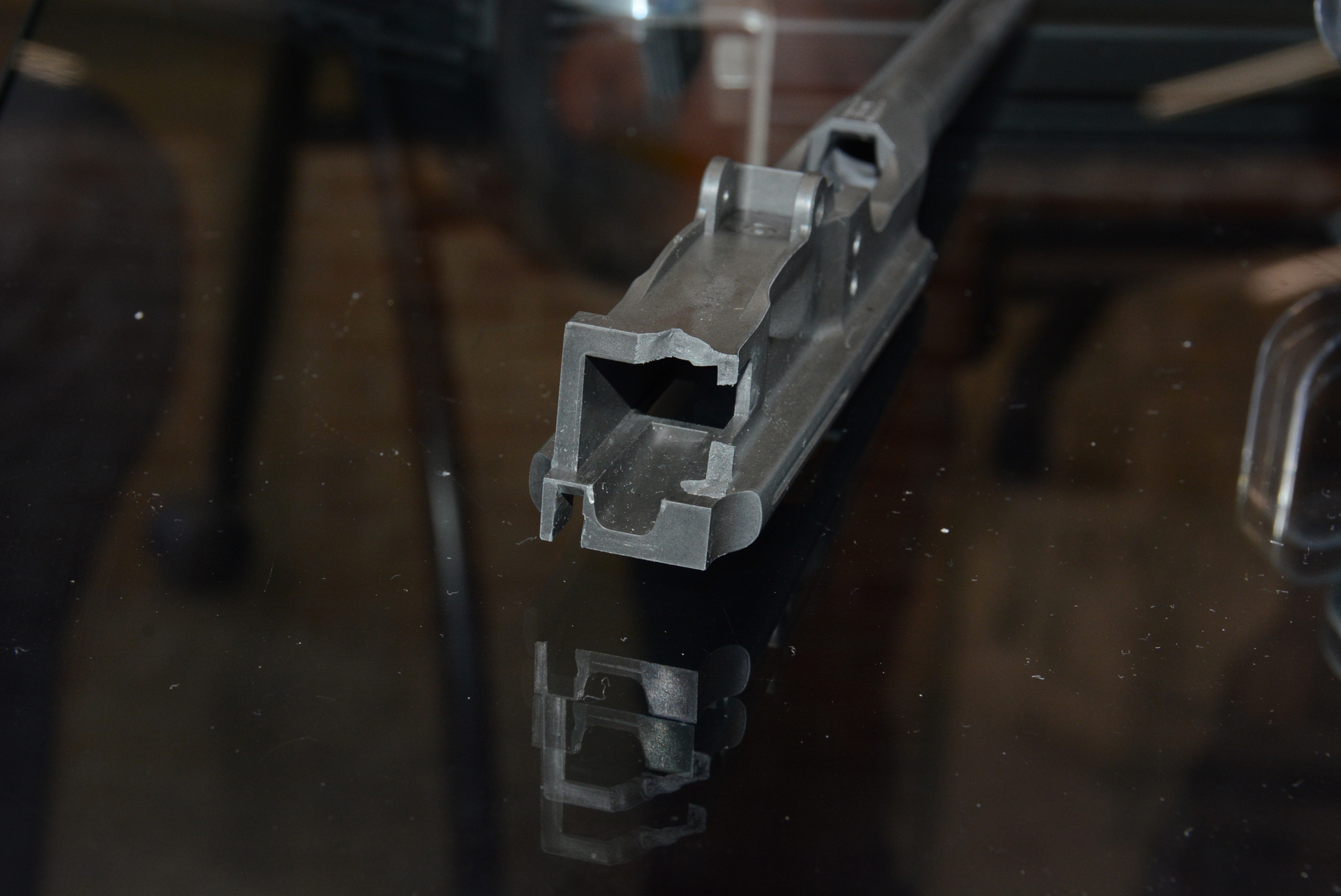 レシーバー内部が四角いのはその中を通るボルトも四角いから。ボルト自身や内部を丸く設計し圧力に強くすると言う考え方や技術がない時代の設計なのだろう