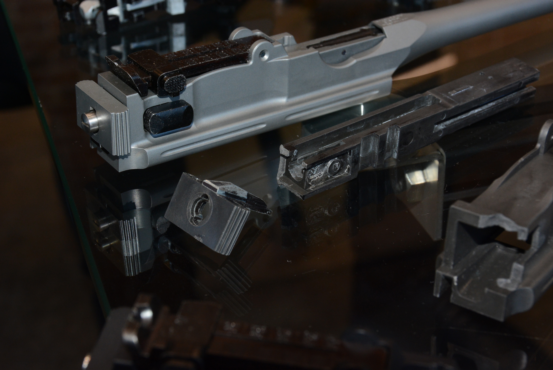 四角いボルト。尾部のチャージングハンドルの付け根が折れている火薬で激しく押されるボルトの動きがどこに力がかかるかはっきりわかるこの圧力を抑えようとボルトを引き戻すスプリングを強化しても、今度はそちらに負荷がかかってしまう