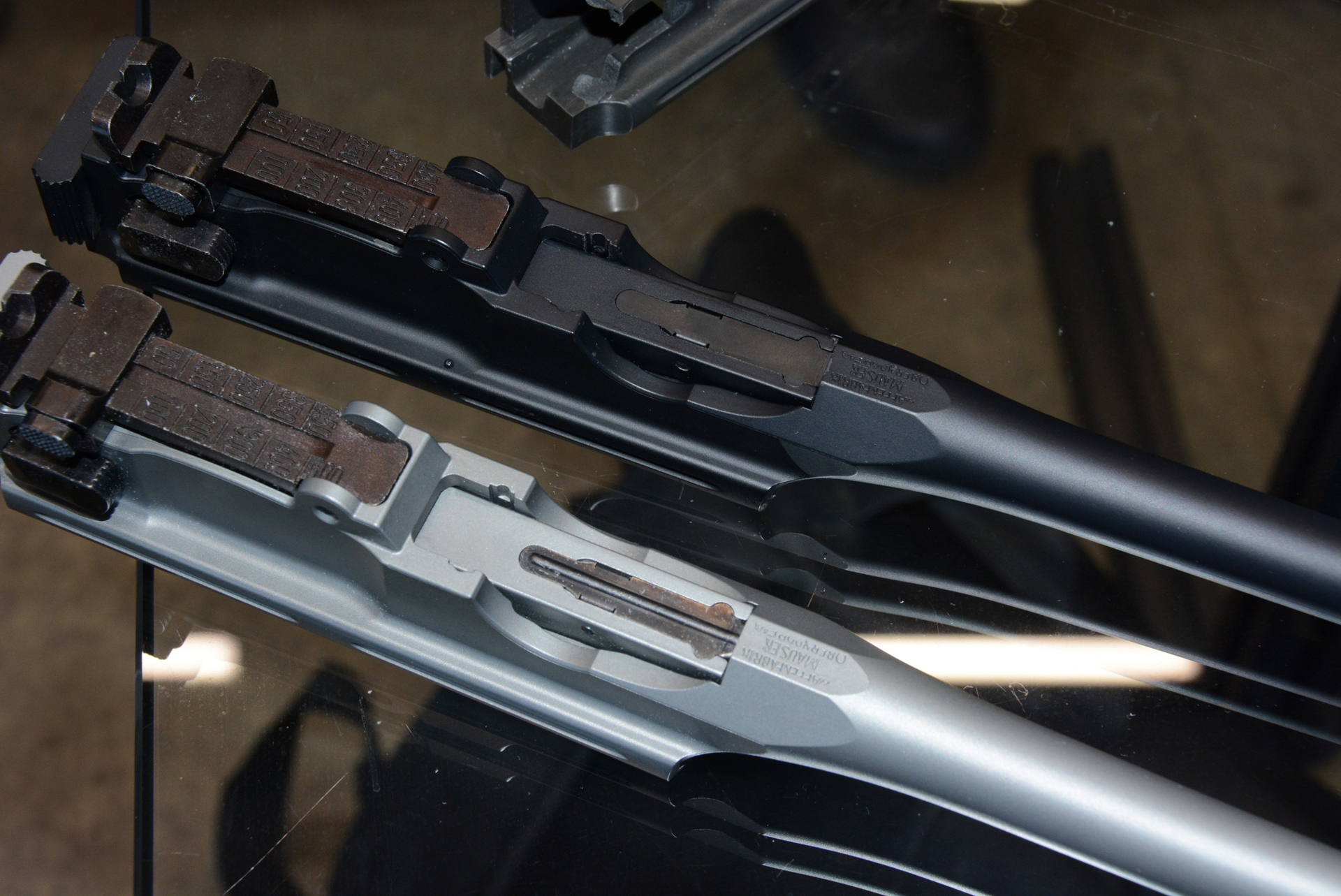 銃上部にあるのが薬莢を書き出すエキストラクター。黒いのがダミーカートリッジモデル、銀色が発火モデルだ