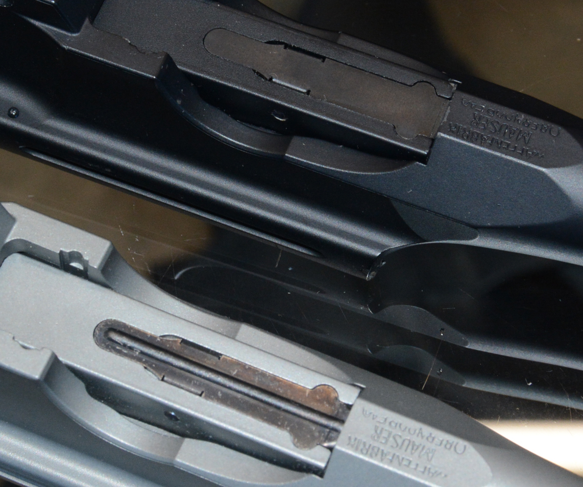 エキストラクター部分のアップ。銀色の発火モデルのエキストラクター部分には中央にリブが立っているのが確認できる。この改良により、エキストラクターが割れずにスムーズに排莢できるようになった