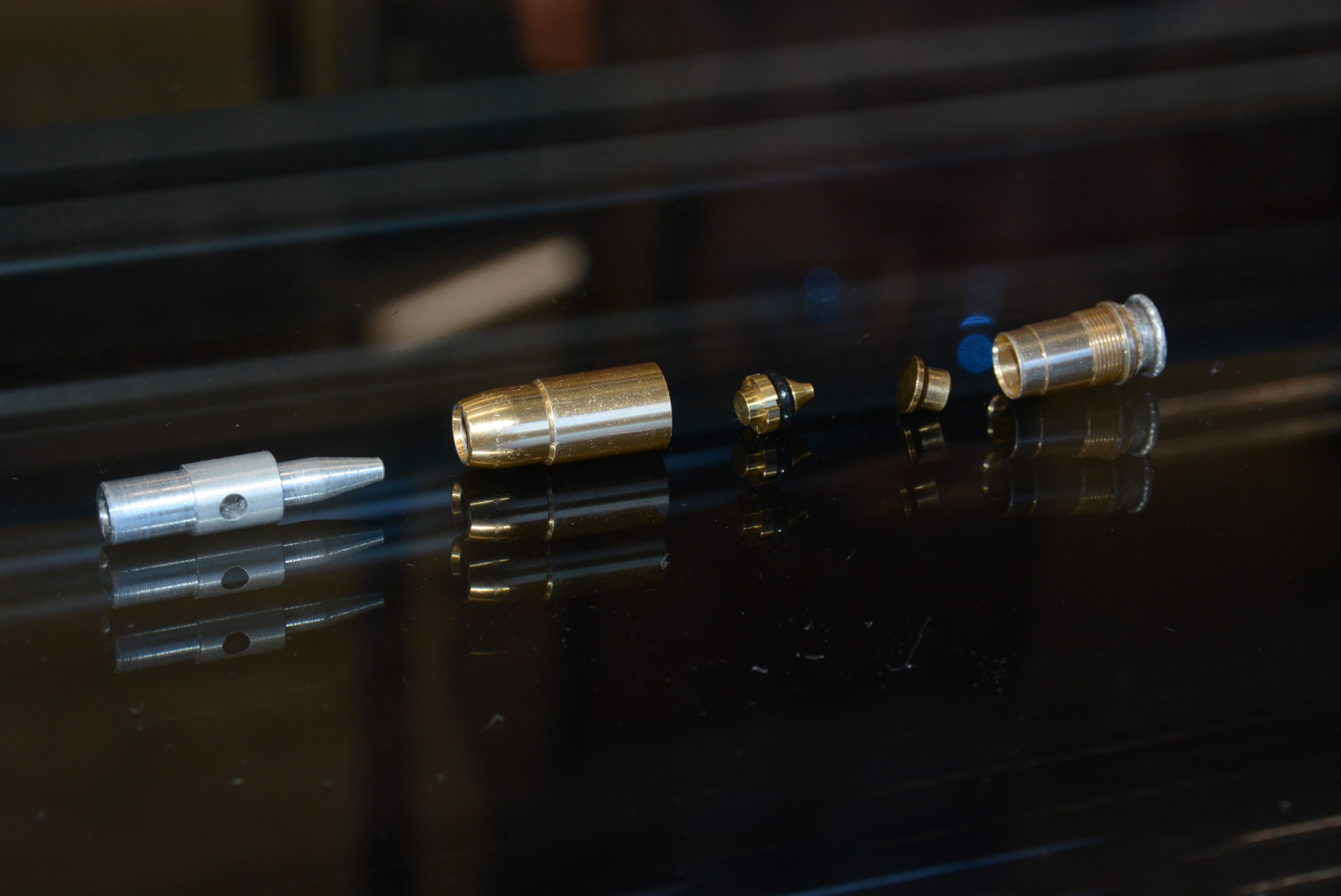 モデルガンのカートリッジ。左の銀色の部品はデトネーターという銃の部品だ。モデルガンで使用するためにはカートリッジを分解、キャップ火薬をセットする。M氏はテストに当たり毎回数十発を火薬に詰めて試射を行った。使用後は再び分解し内部を洗浄しなければ腐食してしまう。カートリッジは洗浄することで繰り返し使える