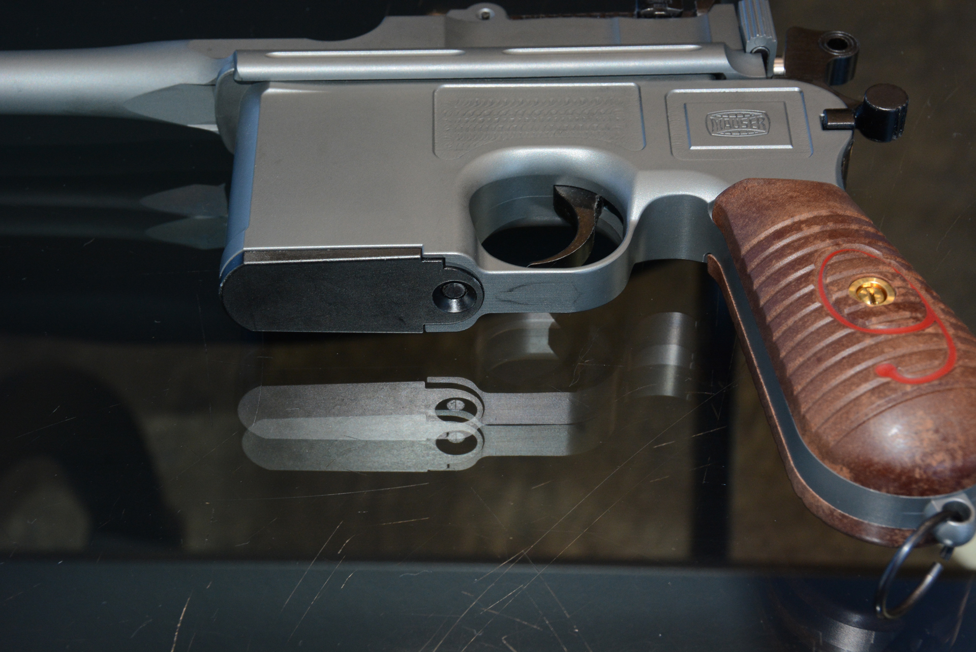 弾倉底面のアルミプレートは先端に向けてテーパーがかかっており、スリムなイメージを強調している