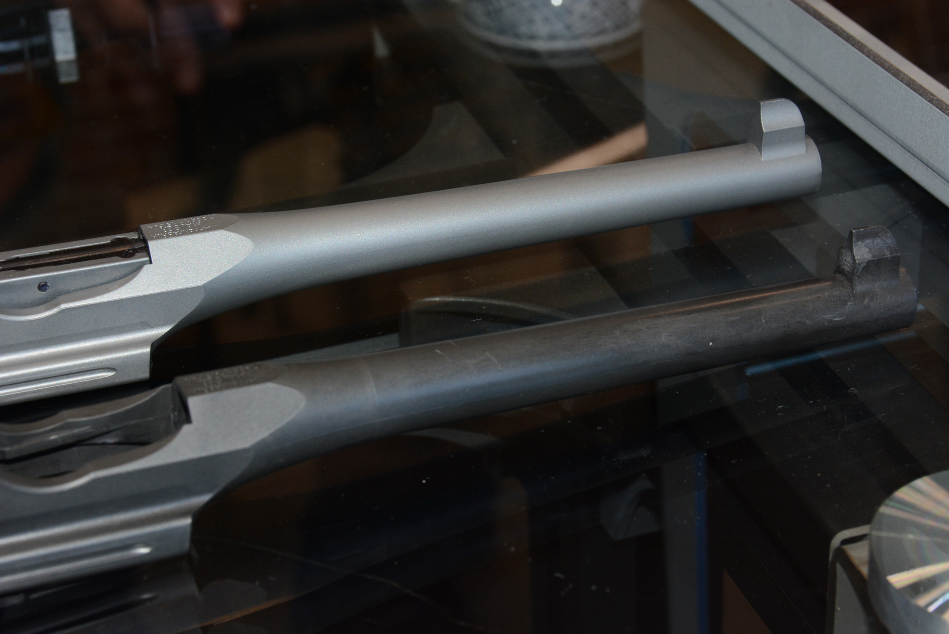 黒がダミーカートリッジモデル。銀色が発火モデル。発火モデルは表面を研磨することで塗料の食いつきが良くなっている。またブルーイングもしやすい