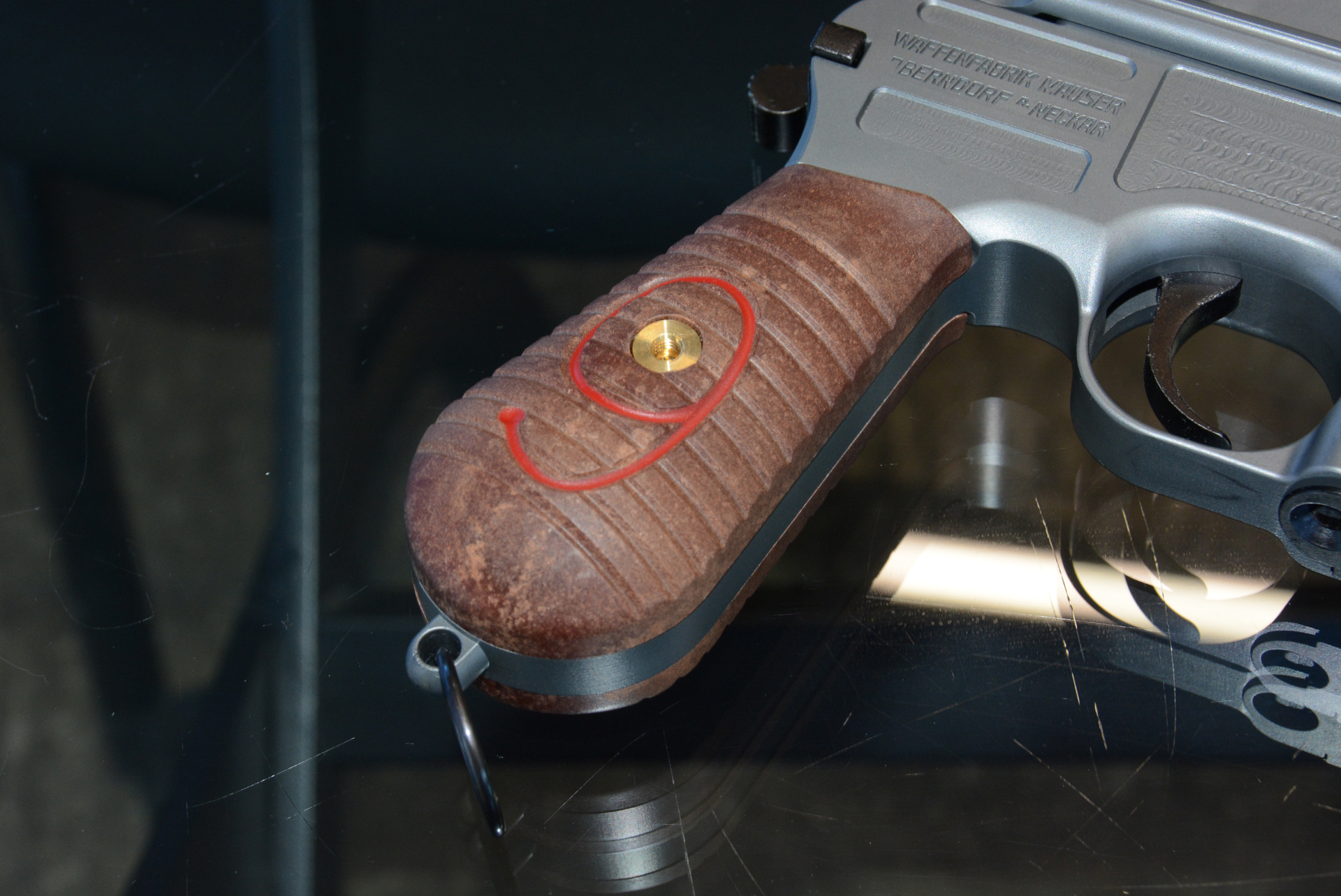 使い込まれた木のような質感を持つグリップ。木をつかった樹脂で、このまだらの雰囲気も自慢とのこと