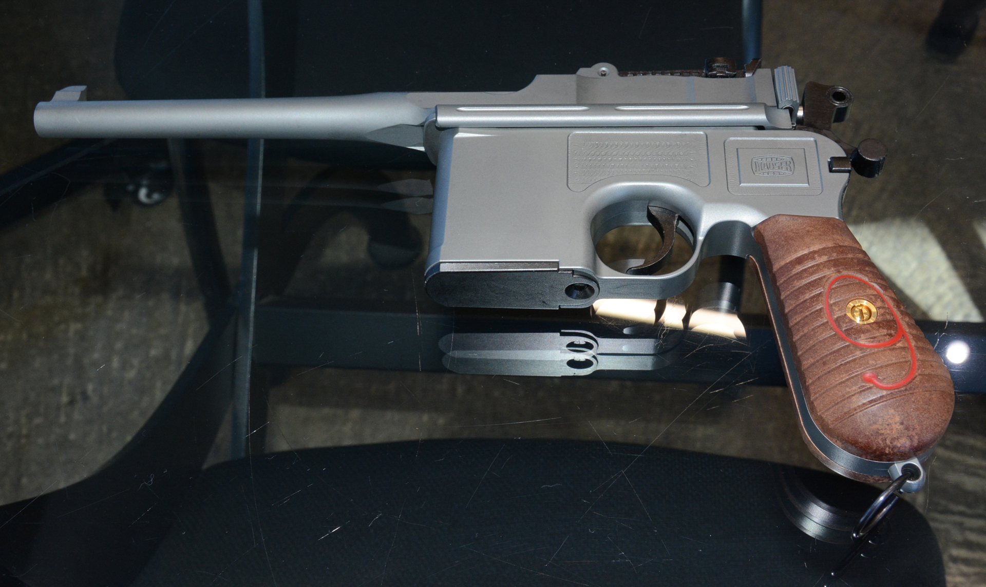 モデルガン「Mauser C96 Red9 発火タイプ」。このシルエットは非常に特徴的で、特に日本で人気が強いという。