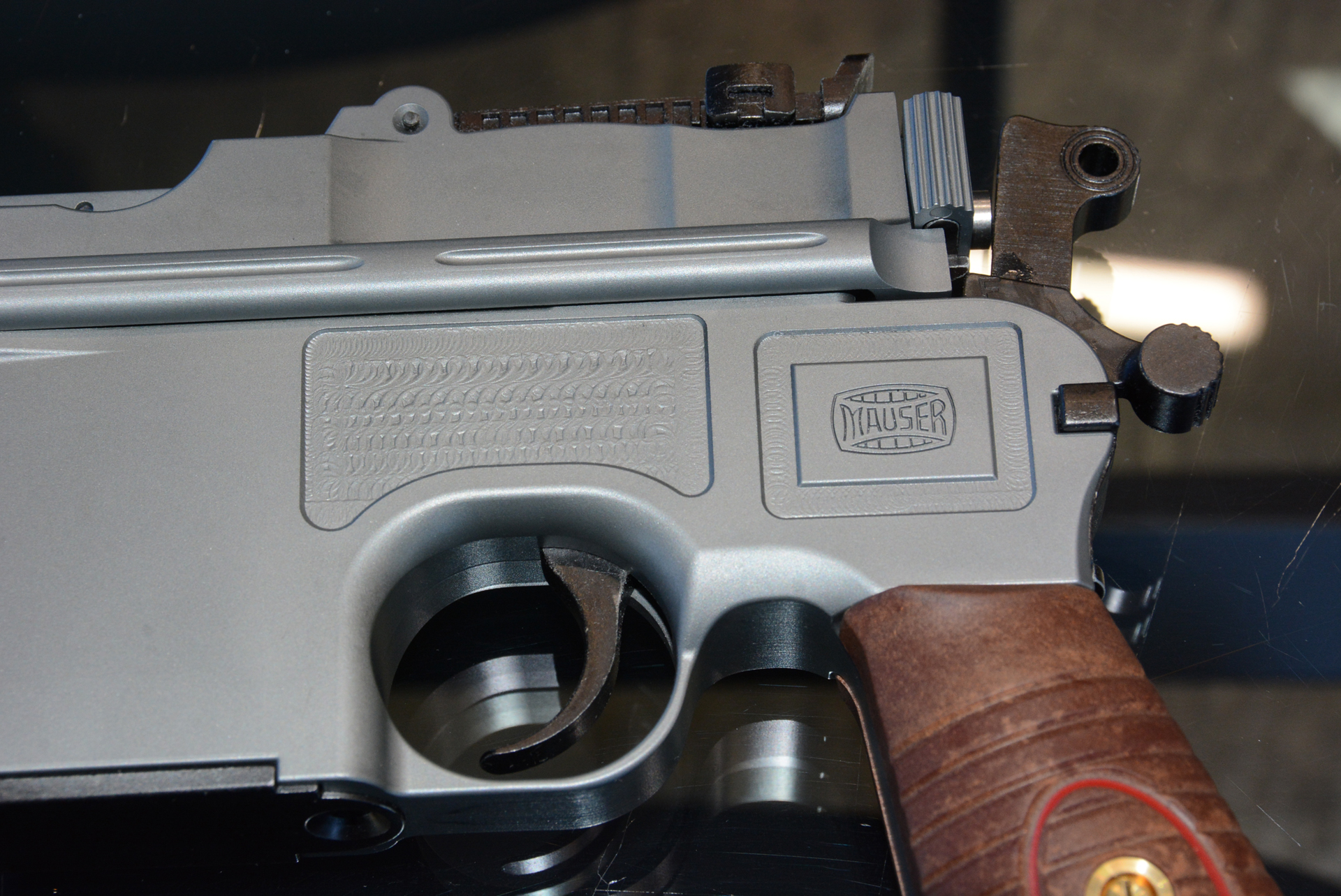 左の幾つものひっかき傷のようにみえるものは"軽量化"を狙ったツールマーク。そして右側のMauserの刻印にもこだわりが詰まっている。
