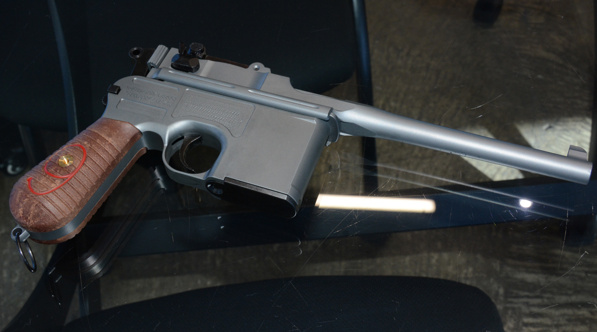 研究と試作を繰り返し何百発の発火も可能となった「Mauser C96 Red9 発火モデル」。その発火と音の迫力が最大の魅力だ。ぜひ発火を楽しんで欲しい