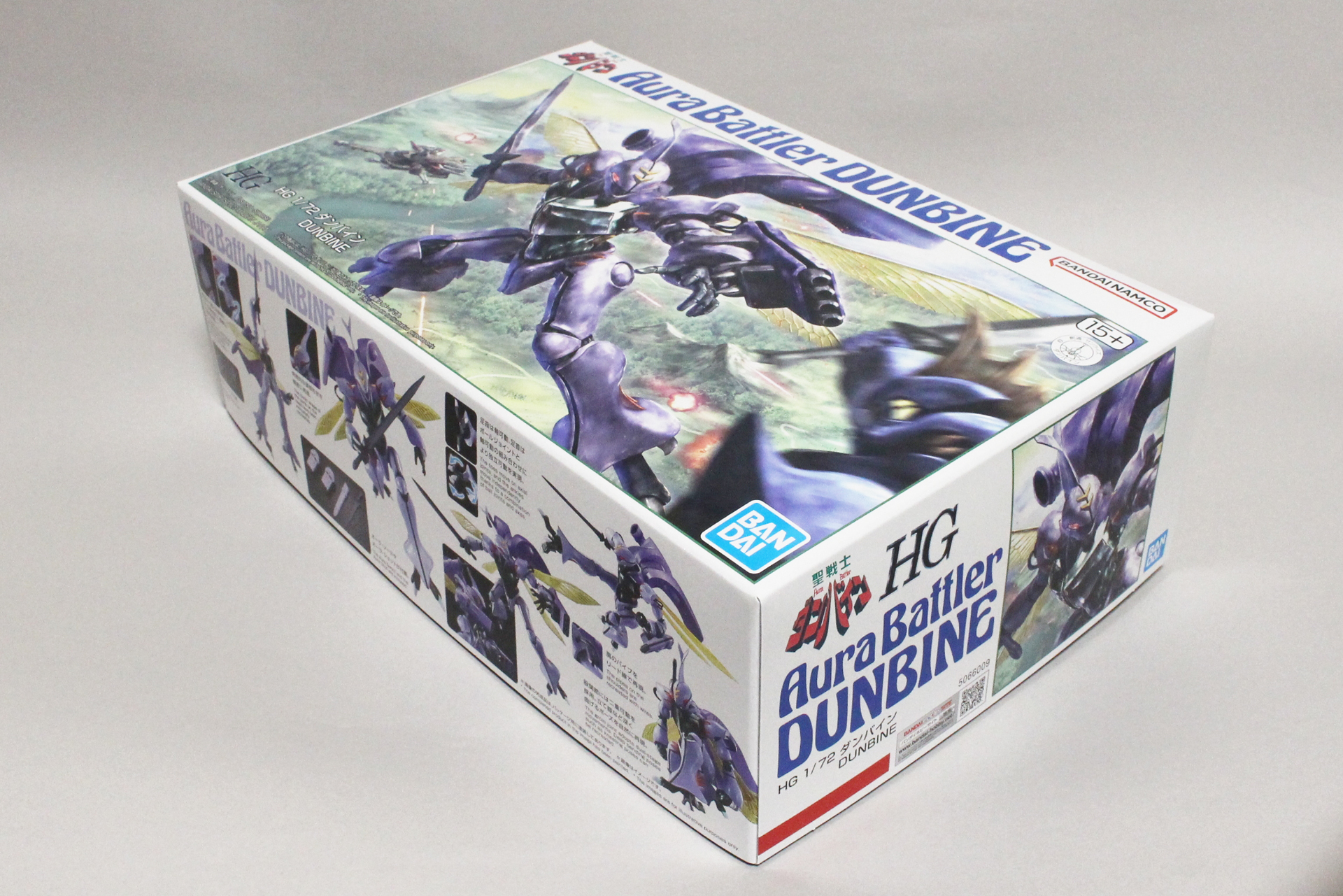 オーラコンバーターなど、大きめのパーツもあるため、パッケージはかなり厚みがある